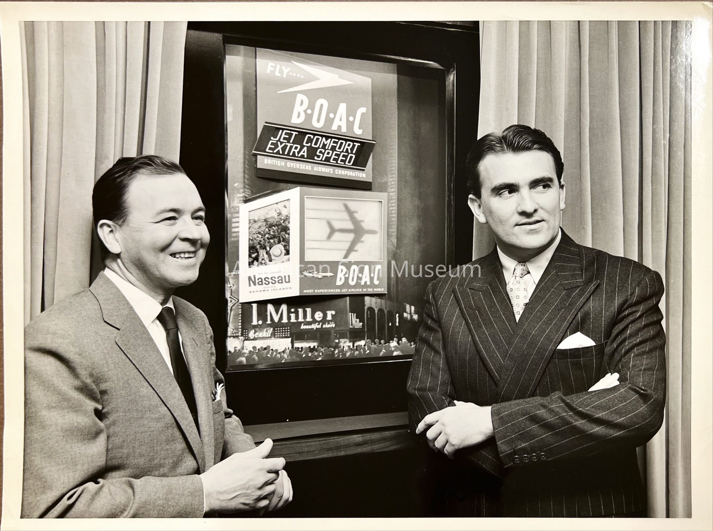 Douglas Leigh with BOAC Epok Sketch - Photograph picture number 1