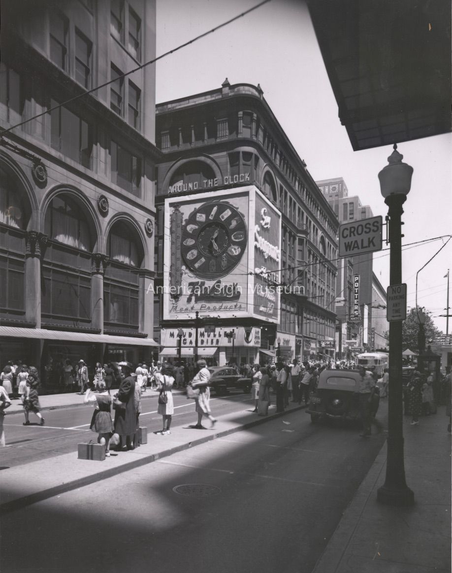 Kahn's Meats Clock - Downtown Cincinnati - Photograph picture number 1