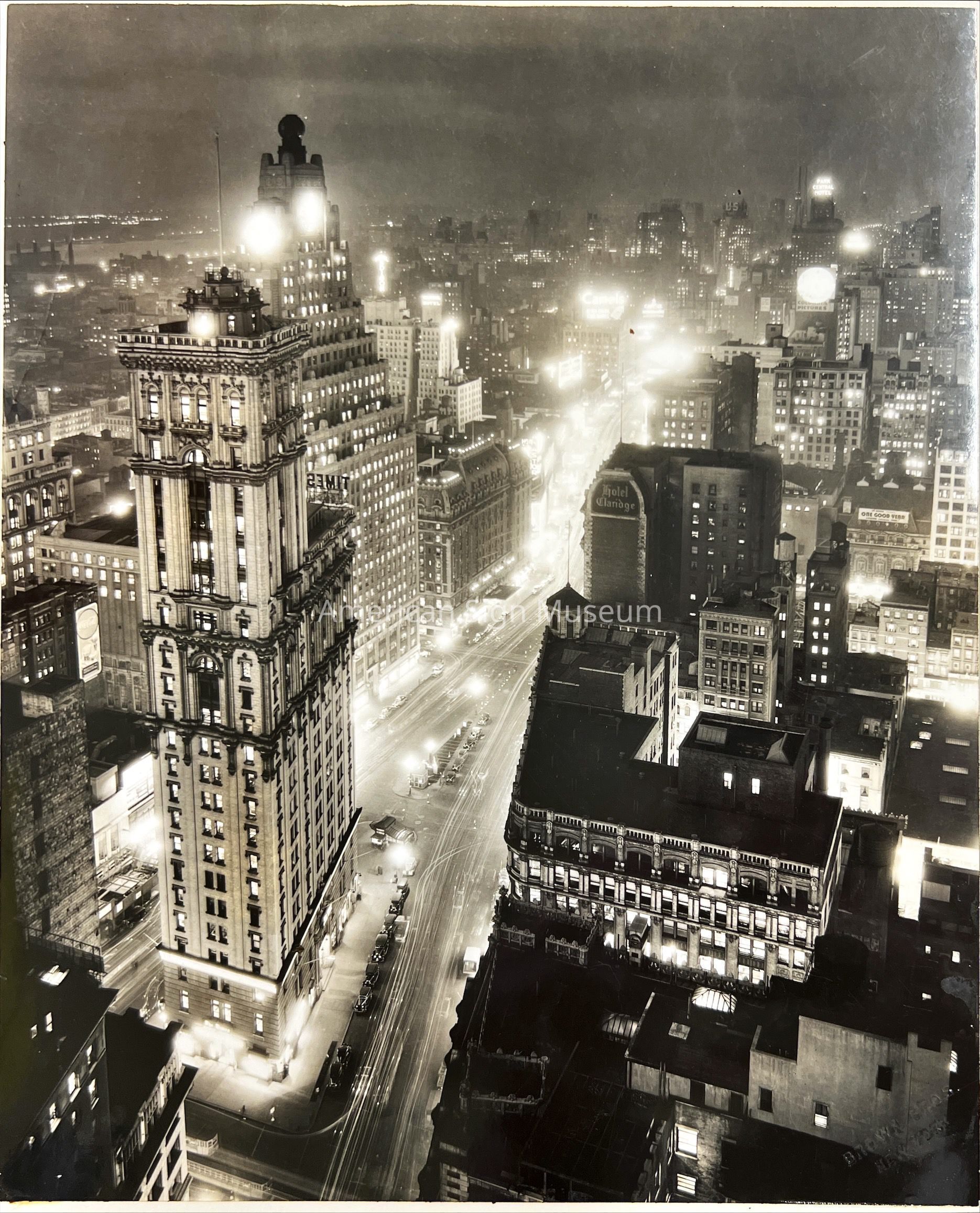 Times Square at Night - Photograph picture number 1