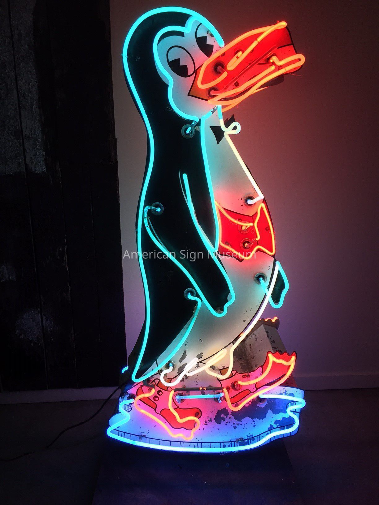 Animated Penguin Point Neon Sign picture number 1