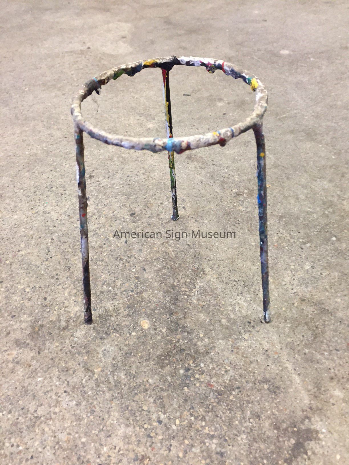 Tripod Paint Can Stand picture number 1