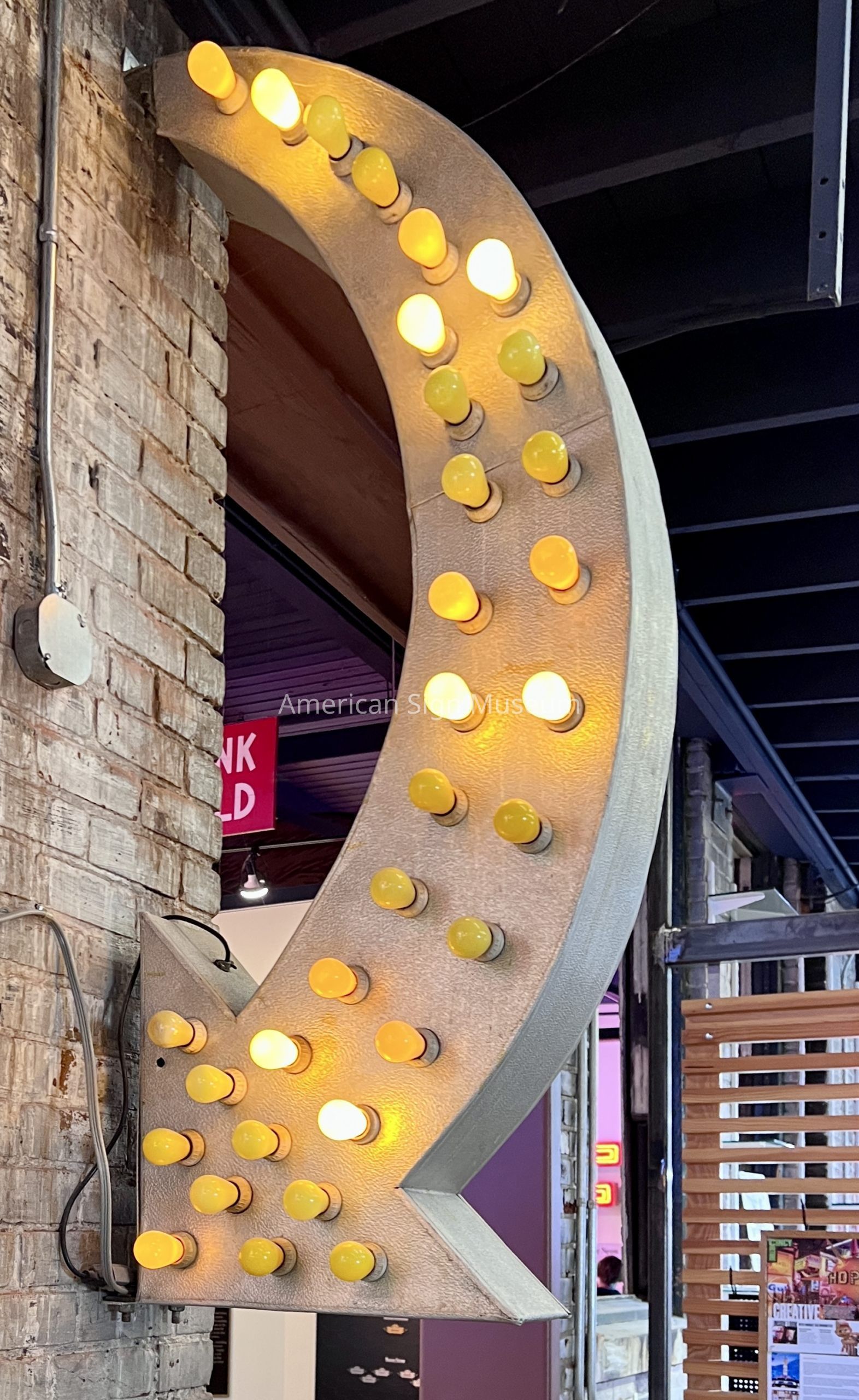 Flashing Lightbulbs Arrow Sign picture number 1