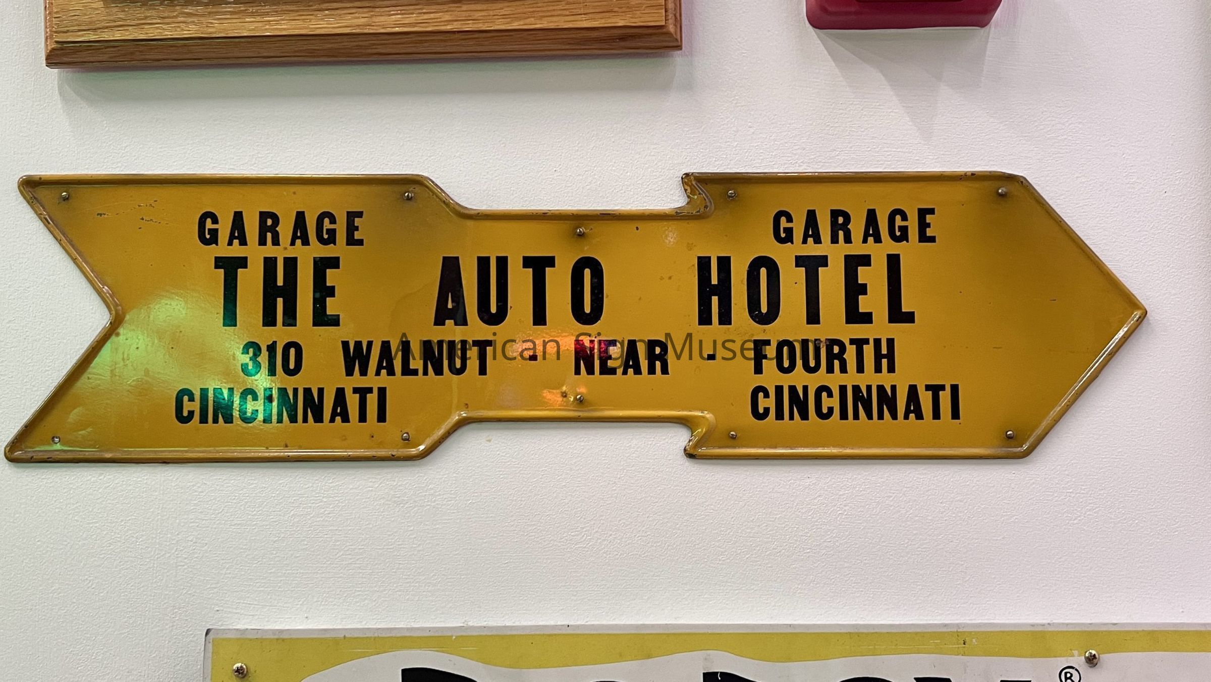 Auto Hotel Arrow Sign picture number 1
