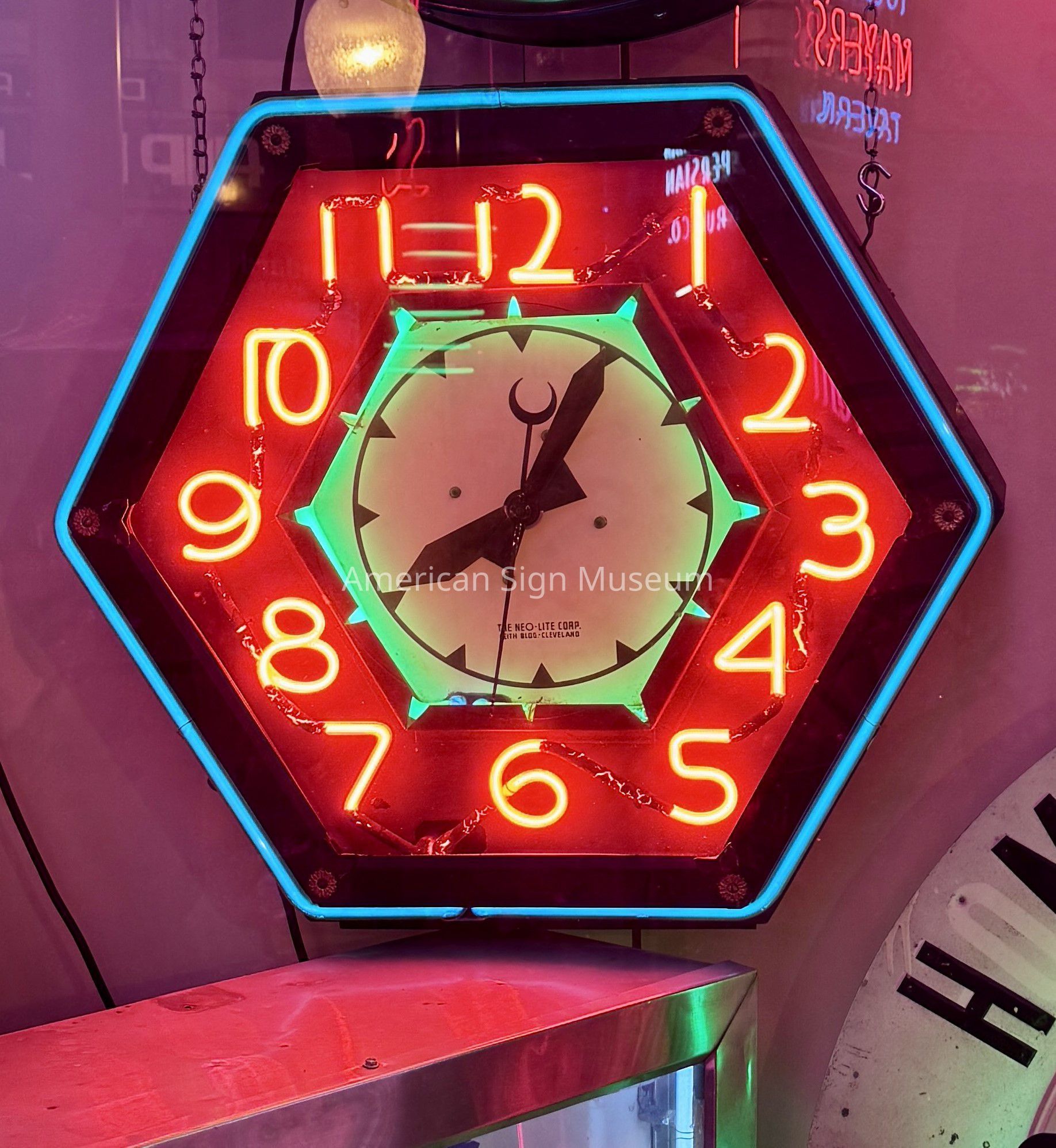 Attentioneer Neon Clock picture number 1