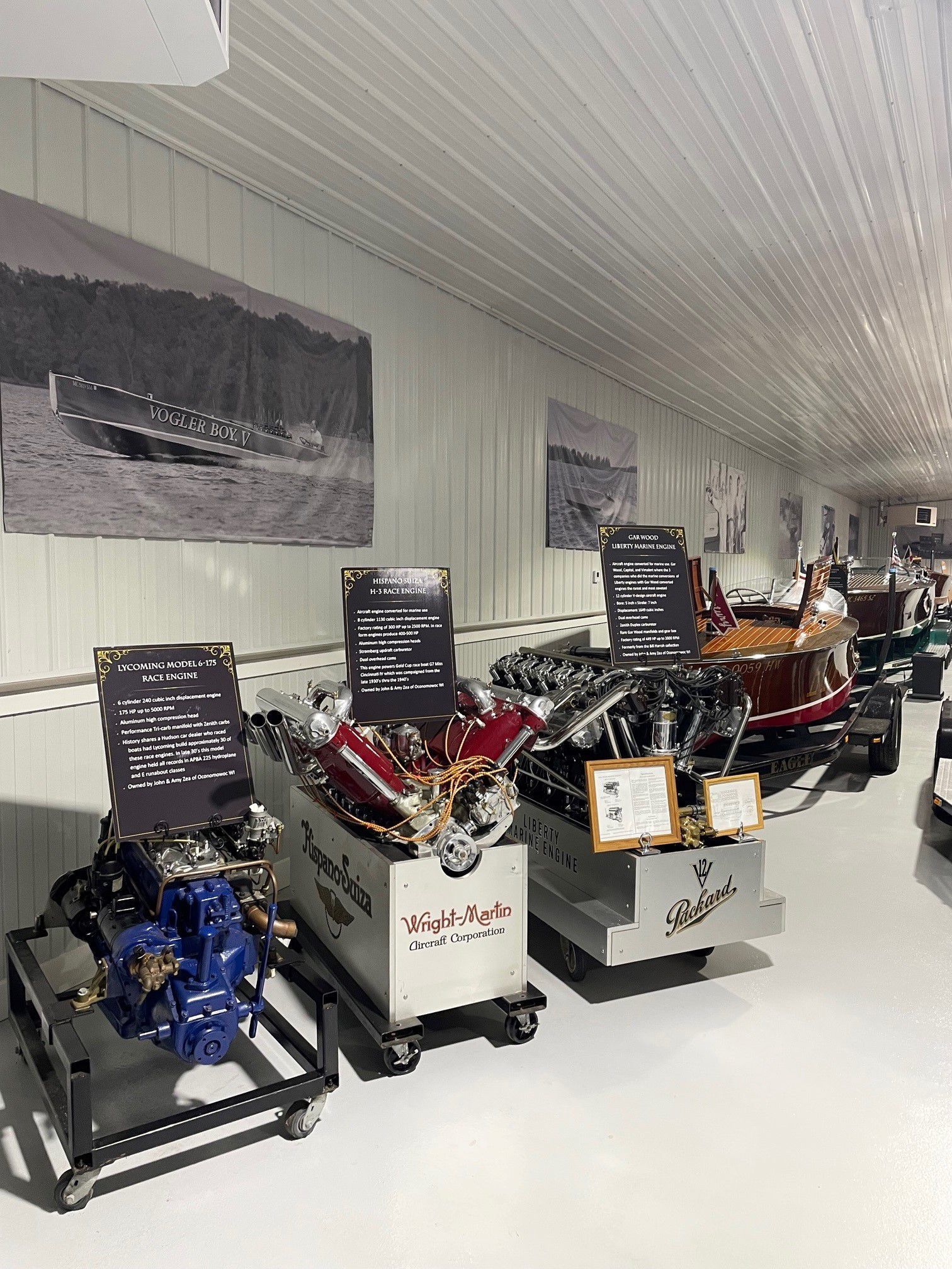 Hispano Suzia V-8 Marine Engine Zea Display picture number 1