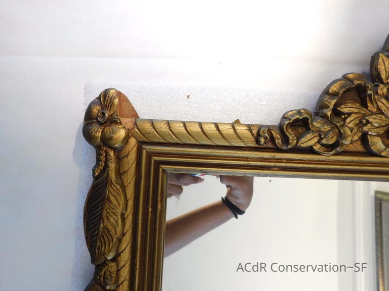 Wood-carved mirror frame with gold pigment - Image 8