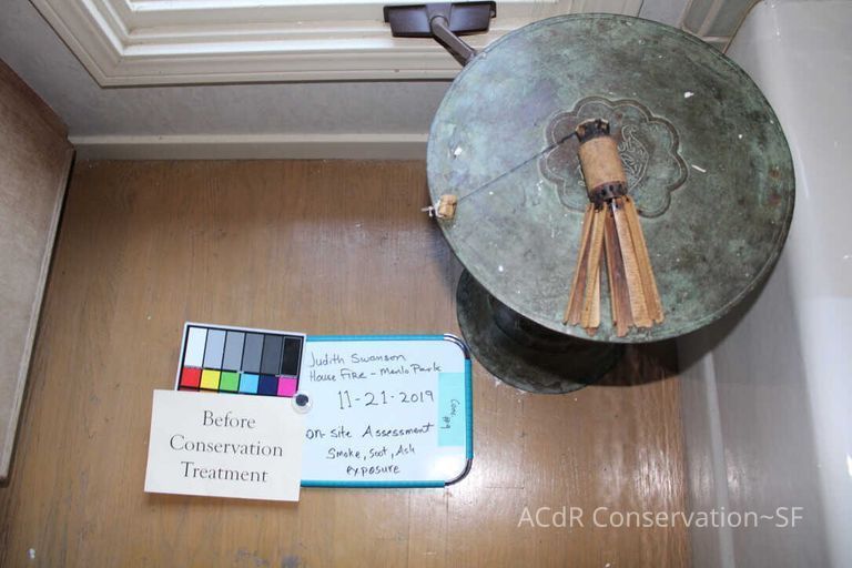 Bronze sculpture with tassel - Image 2