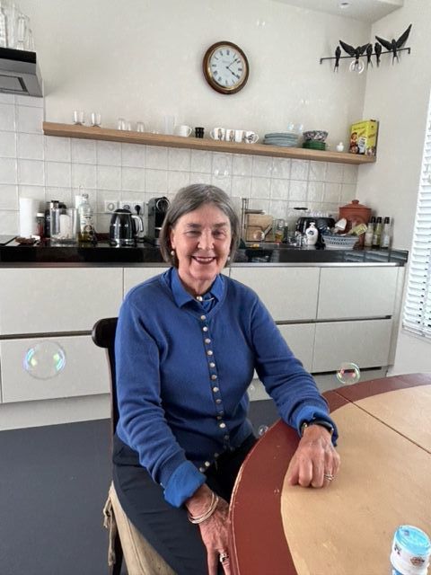 Floris en Reinoud gegroet,
De columnist heeft een boek geschreven met als titel ”Doctored: Fraud, Arrogante, and Tragedy in the Quest to Cure Alzheimer’s”
De wetenschap tast nog in het duister over hoe Alzheimer ontstaat. AadjeDD
Op 4 augustus is Vera in het OLV-ziekenhuis in Amsterdam gediagnosticeerd Alzheimer ziekte te hebben. De klinische psychiater, die haar onderzocht, informeerde mij: "Wanneer men bij ons komt, dan is de Alzheimer minstens al drie jaar aanwezig".
Quote:
“Such shortsighted rigidity may have slowed progress toward a cure—a tragedy of a disease projected to affect more than
11 million people ion the United States by 2040”. End of quote.
In Engeland benoemd men Alzheimer ook wel met: "the Long Goodbye”
Vera is in stadium 6c gearriveerd.
Niet alleen de microscopische veranderingen, maar ook de uitval van functies verloopt tijdens het Alzheimerproces volgens een vast patroon. Hierbij verdwijnen de vaardigheden in precies de omgekeerde volgorde als waarin we ze verworven hebben tijdens onze ontwikkeling.
Deze volgorde blijkt uit de stadia die tijdens het Alzheimerproces doorlopen worden en die door dr. Barry Reisberg in New York genummerd werden. In stadium 1 is er niets aan de hand. In stadium 2 kan men zijn spullen niet meer terugvinden, men merkt dat er problemen op het werk ontstaan maar kan het vaak nog aardig verborgen houden. In stadium 3 merken anderen ook dat je je werk niet meer uit kan voeren. In stadium 4 loopt het mis met complexere taken, zoals het ordenen vande financiën. Vervolgens (5) heb je hulp nodig met het uitzoeken van kleding. Dan (6a) heb je hulp nodig bij het aankleden, (6b) met het wassen, (6c) er ontstaan problemen op het toilet met doortrekken en het afvegen van je billen, men wordt incontinent voor urine (6d) en voor ontlasting (6e). In stadium 7a spreek je nog maar één tot vijf woorden per dag en vervolgens spreek je geen verstaanbare woorden meer (7b), je kunt niet meer lopen (7c), en dan niet meer zelfstandig zitten (7d). Vervolgens (7e) verdwijnt de glimlach, waar iedereen zo blij mee was toen je een baby was, en dan kun je (7f) je hoofd niet meer zelf optillen. De patiënt ligt uiteindelijk in foetale houding in bed, en als je dan een vinger in zijn mond steekt heeft hij een zuigreflex. Helemaal terug naar het stadium van een pasgeboren baby.
https://www.nytimes.com/2024/07/07/opinion/alzheimers-missed-opportunities.html?unlocked_article_code=1.500.ZJq8.Q-RjT4Z20OB-&smid=em-share