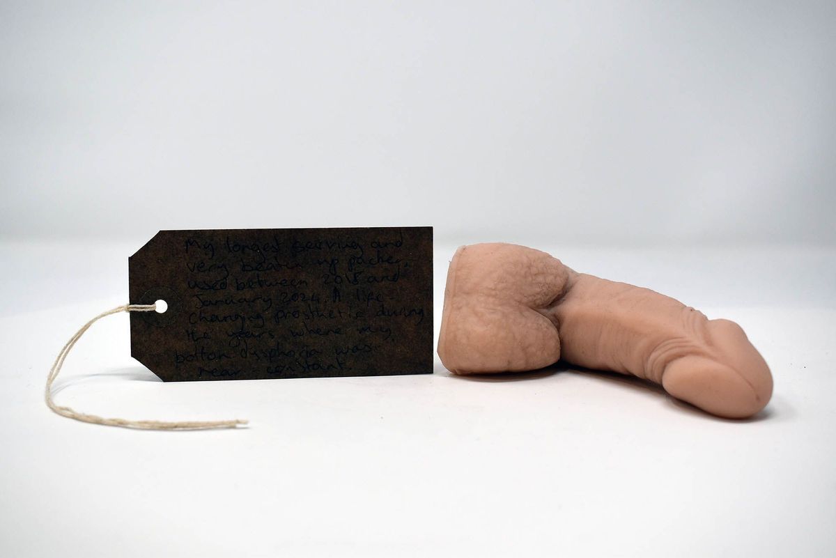 A packer with a brown label tag.