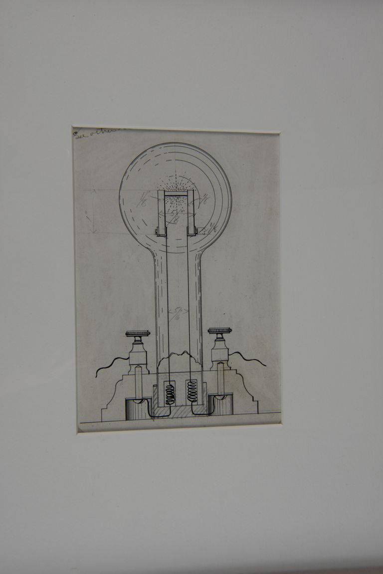 Technical Drawing of an Incandescent Light Bulb Design picture number 1