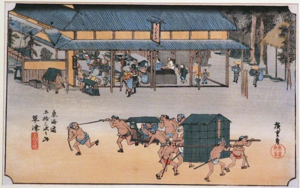 This image depicts a lively Japanese street scene set in the Edo period, featuring a bustling tea house with patrons enjoying drinks, while outside, several men are energetically pulling a palanquin along the road, showing a dynamic interaction between daily life and travel, surrounded by traditional architecture and natural scenery.