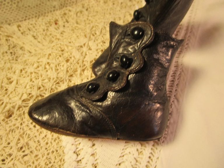 Victorian Child's Button Boots - Image 3