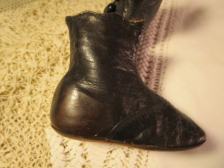 Victorian Child's Button Boots - Image 4