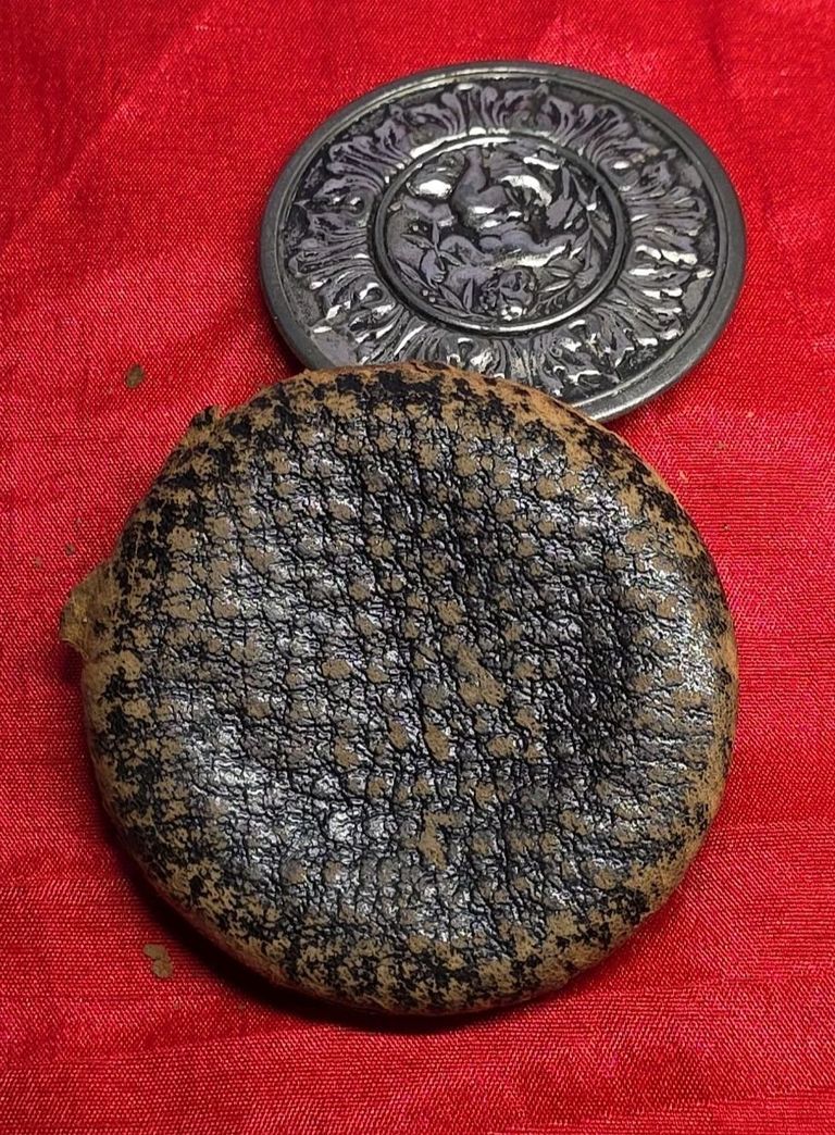 Victorian Repoussé Metal Coin Purse with Cherub Medallion - Image 4