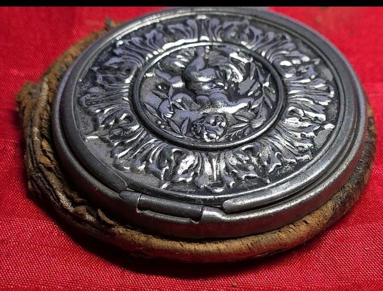 Victorian Repoussé Metal Coin Purse with Cherub Medallion - Image 5