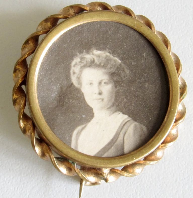 Victorian Portrait Photograph Brooch with Twisted Rope Border