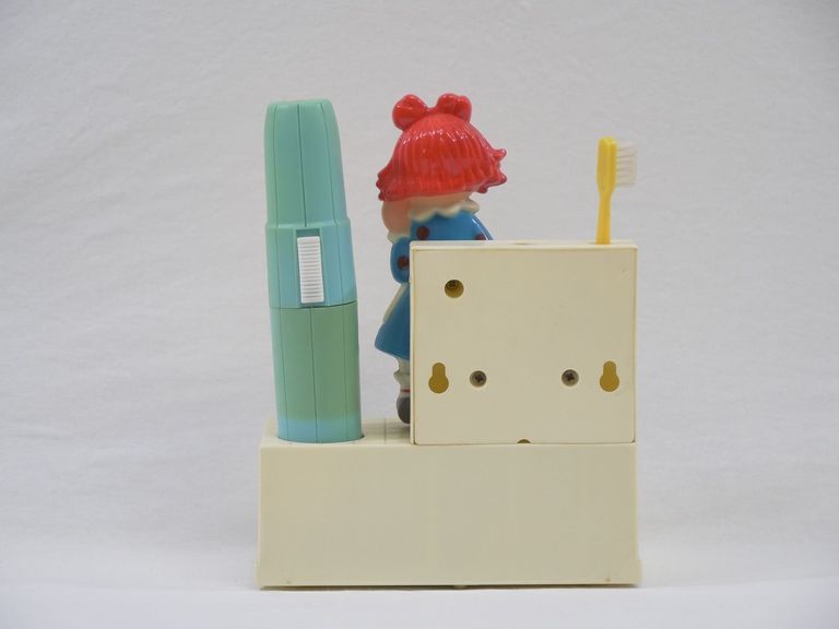 Raggedy Ann Battery Toothbrush Radio - Image 2