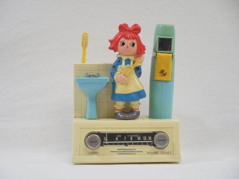 Raggedy Ann Battery Toothbrush Radio