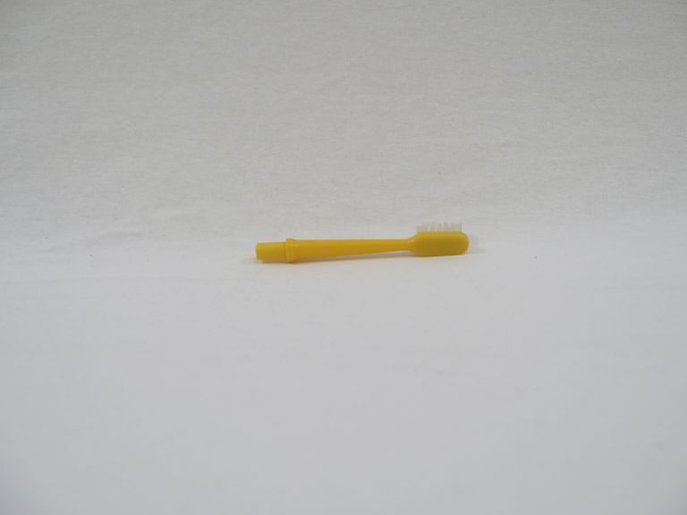 2003.8.132.4 Bart Simpson Toothbrush Set Yellow Brush Untagged Back.JPG
