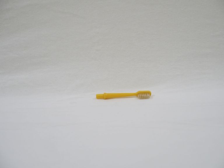 2003.8.132.4 Bart Simpson Toothbrush Set Yellow Brush Untagged Front.JPG