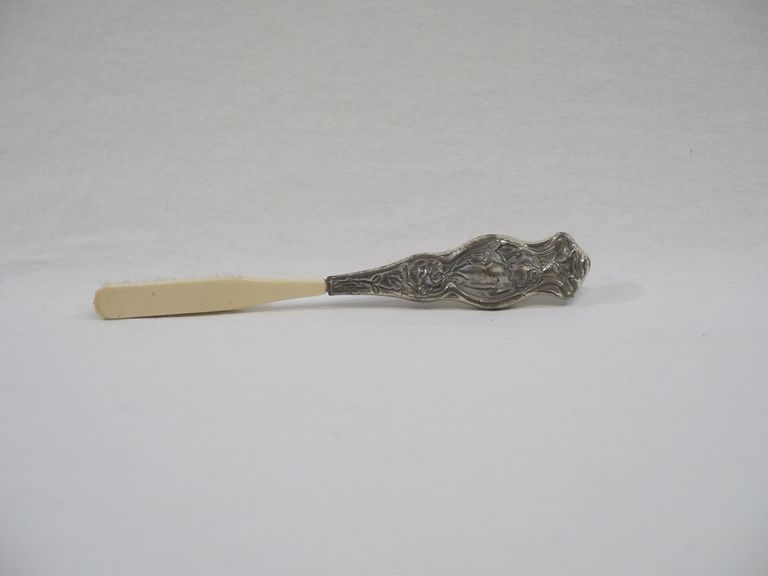 Metal and Plastic French Toothbrush - Image 2