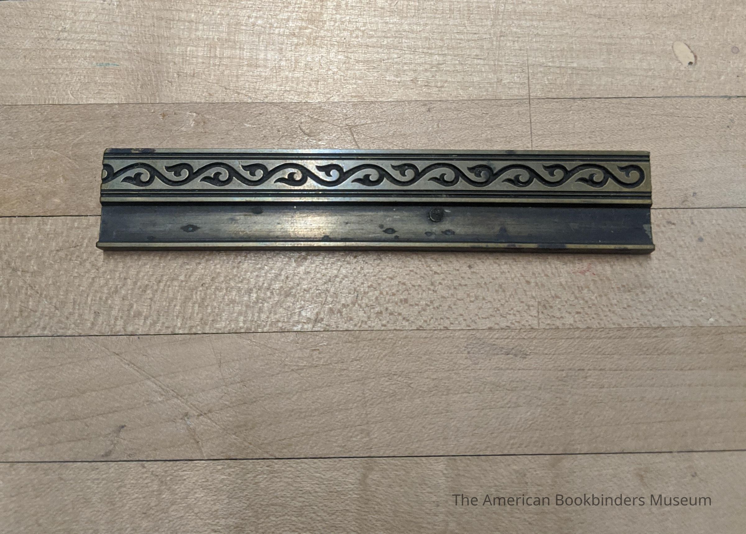 Foliated scroll band die picture number 1