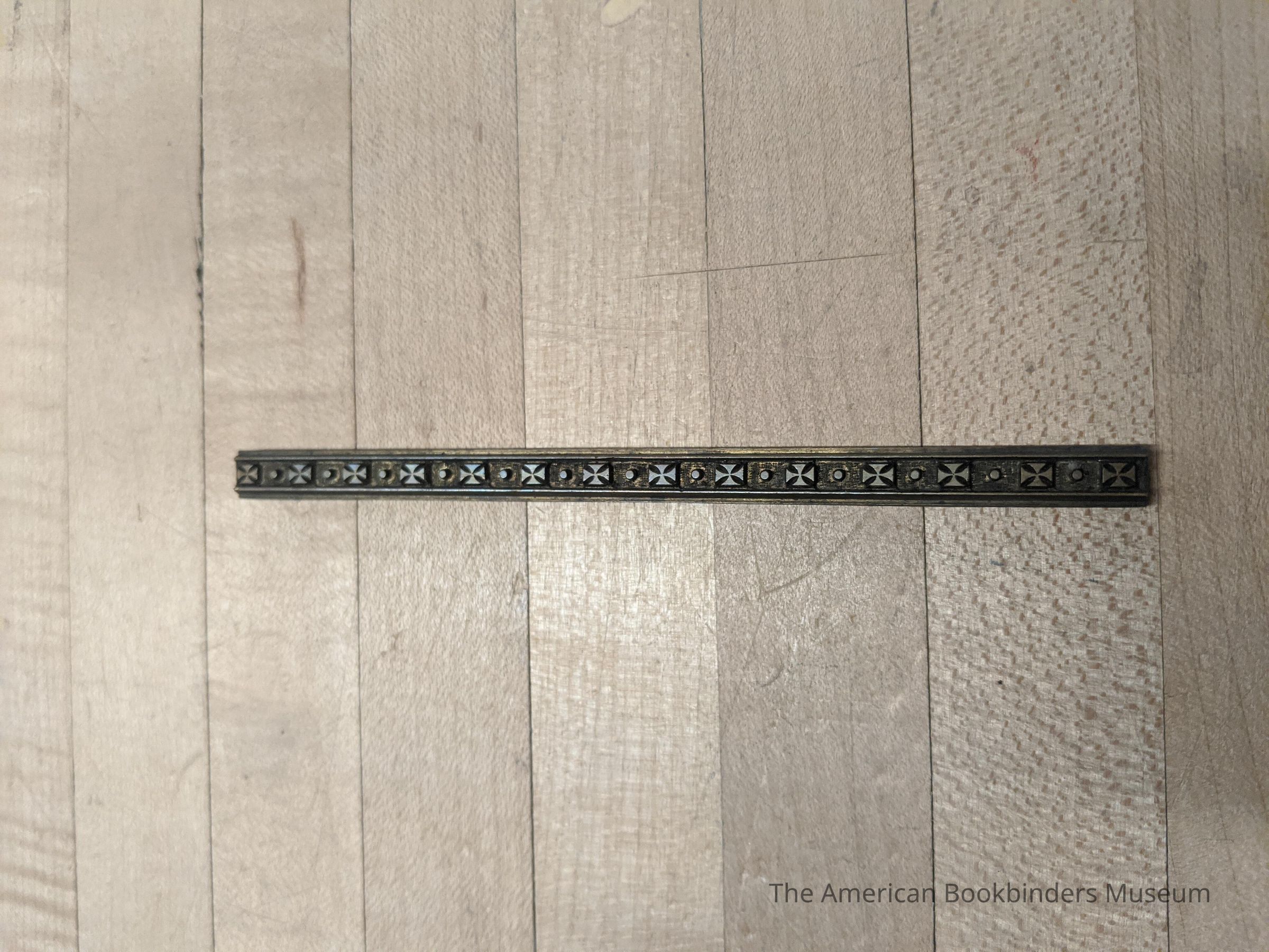 Cross band die picture number 1