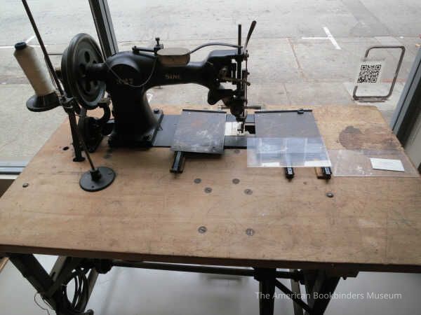          Singer Sewing Machine picture number 1
   