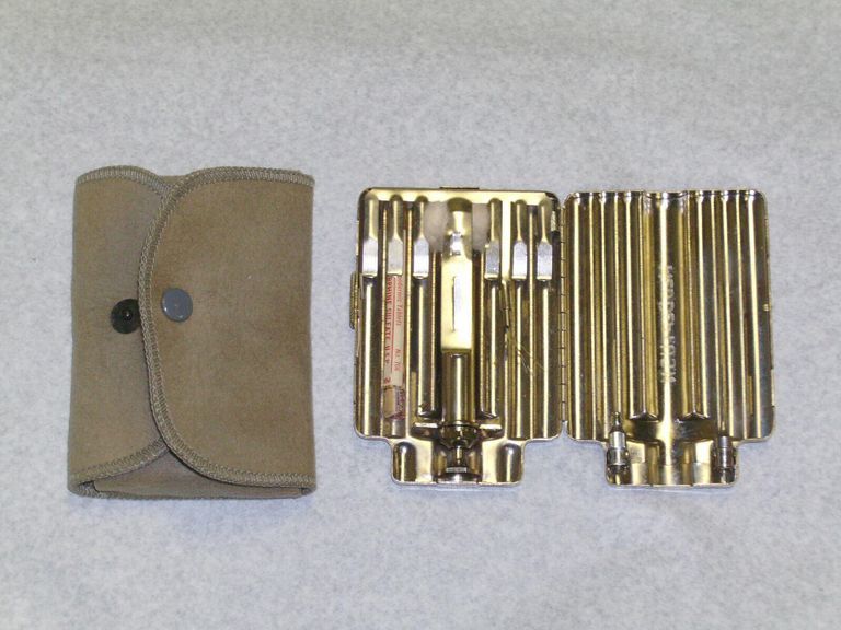          Portable nickel medical / dental kit with case.; Origformat: Artifact
   