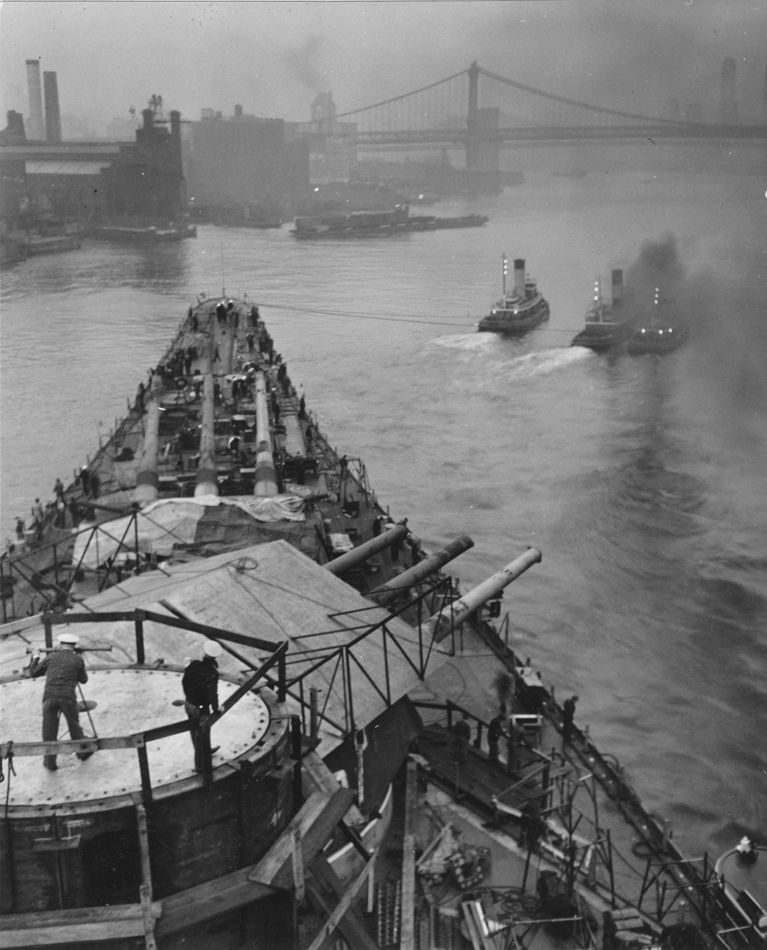          IOWA being towed towards the Brooklyn Bridge and her dry dock. October 20, 1942 - 80-G-13569 picture number 1
   