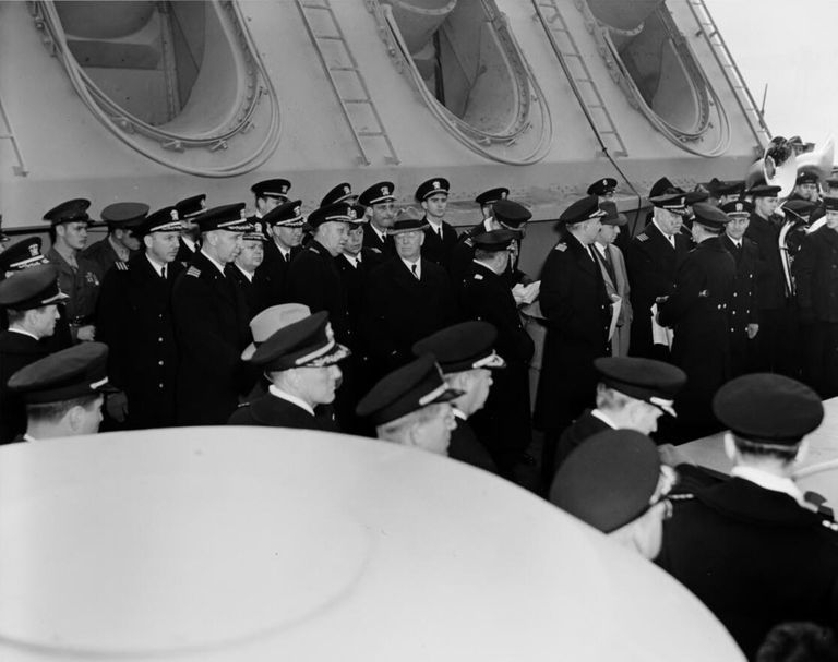          SECNAV Frank Knox and invited guests behind the podium under Turret 3. NH 70074. picture number 1
   