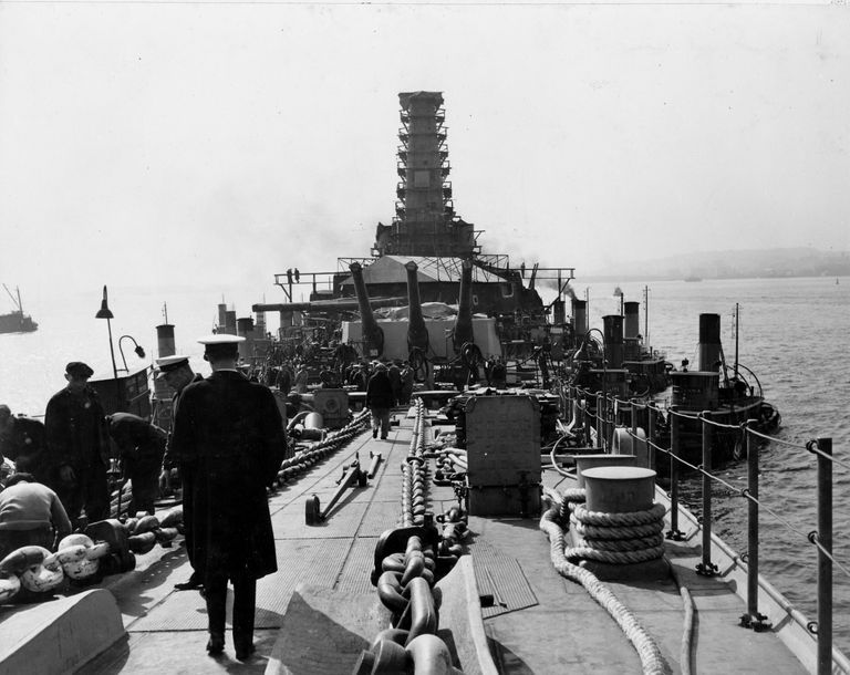          IOWA's tug boats and workers waiting for low tide, so the ship may proceed to her dry dock. October 20, 1942 - 80-G-13578 picture number 1
   