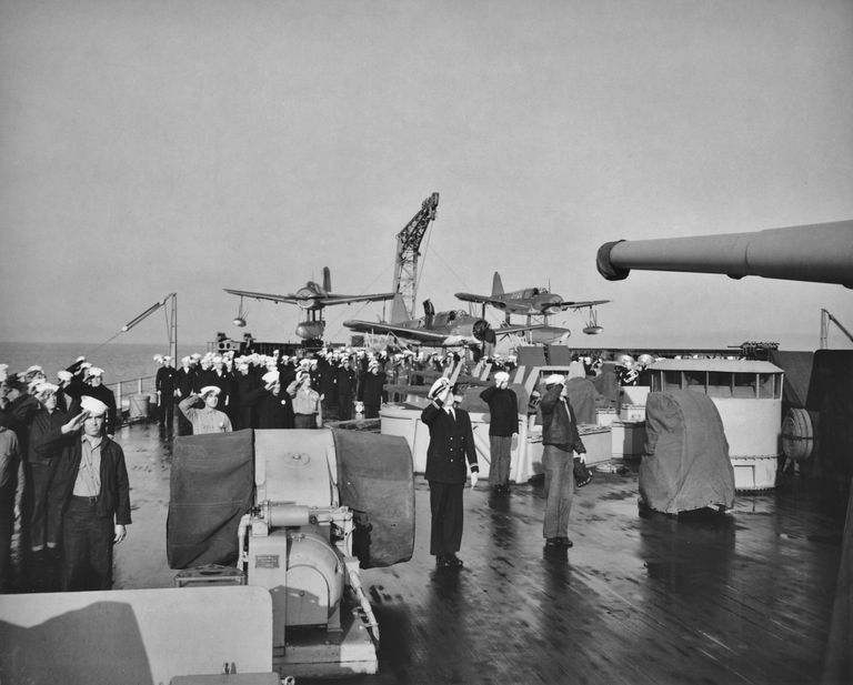          IOWA's crew salutes colors. Aft is 2 Kingfishers on their catapults & 1 on its dolly. May 13, 1943 - BuAer 238844. picture number 1
   