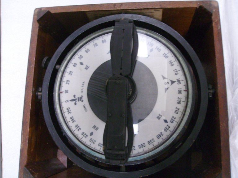          1400013 US Navy Pelorus with Wooden Box,; inside box and compass face
   