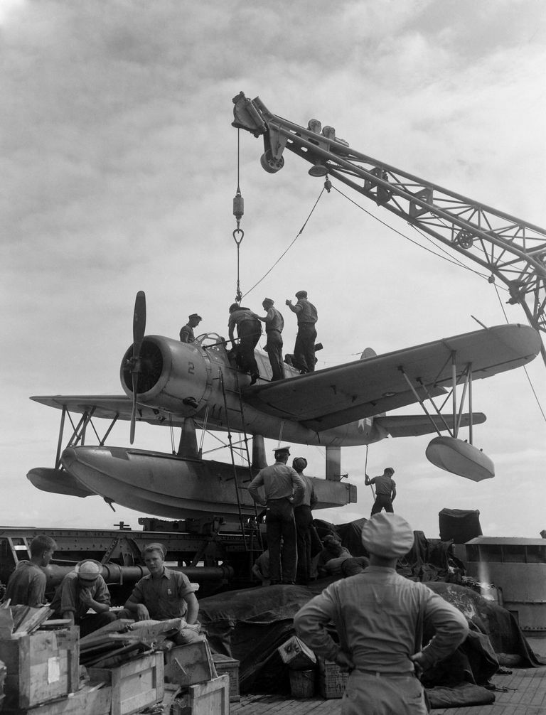          A Kingfisher being prepared to be placed on the ocean for an taxi and lift off. June 10, 1944 - BuAer 253591. picture number 1
   
