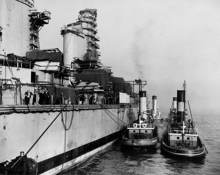          IOWA, with her 16 tug boats, waiting for low tide to pass under the Brooklyn Bridge. October 20, 1942 - 80-G-13585 picture number 1
   