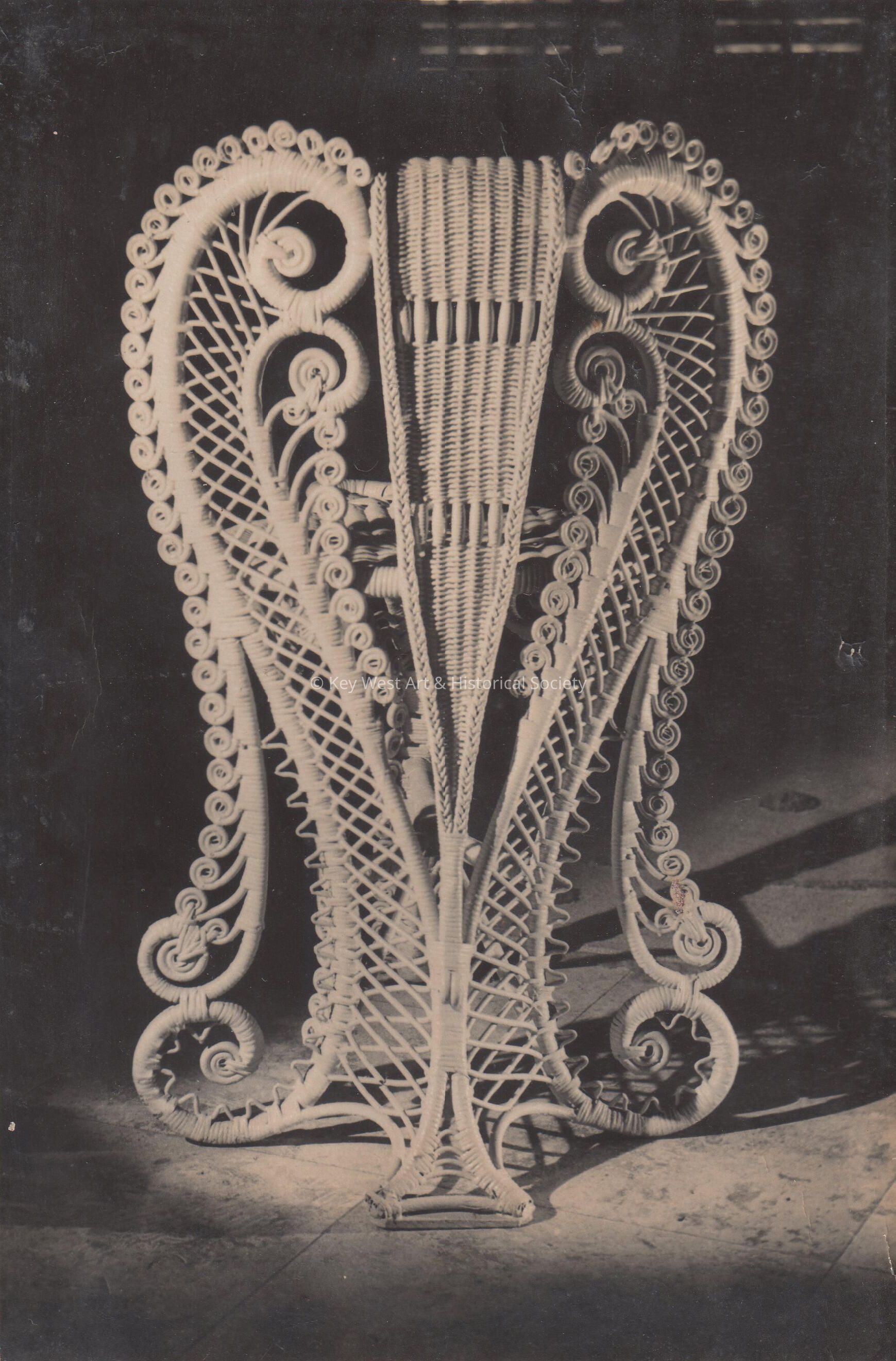 Back of wicker chair picture number 1