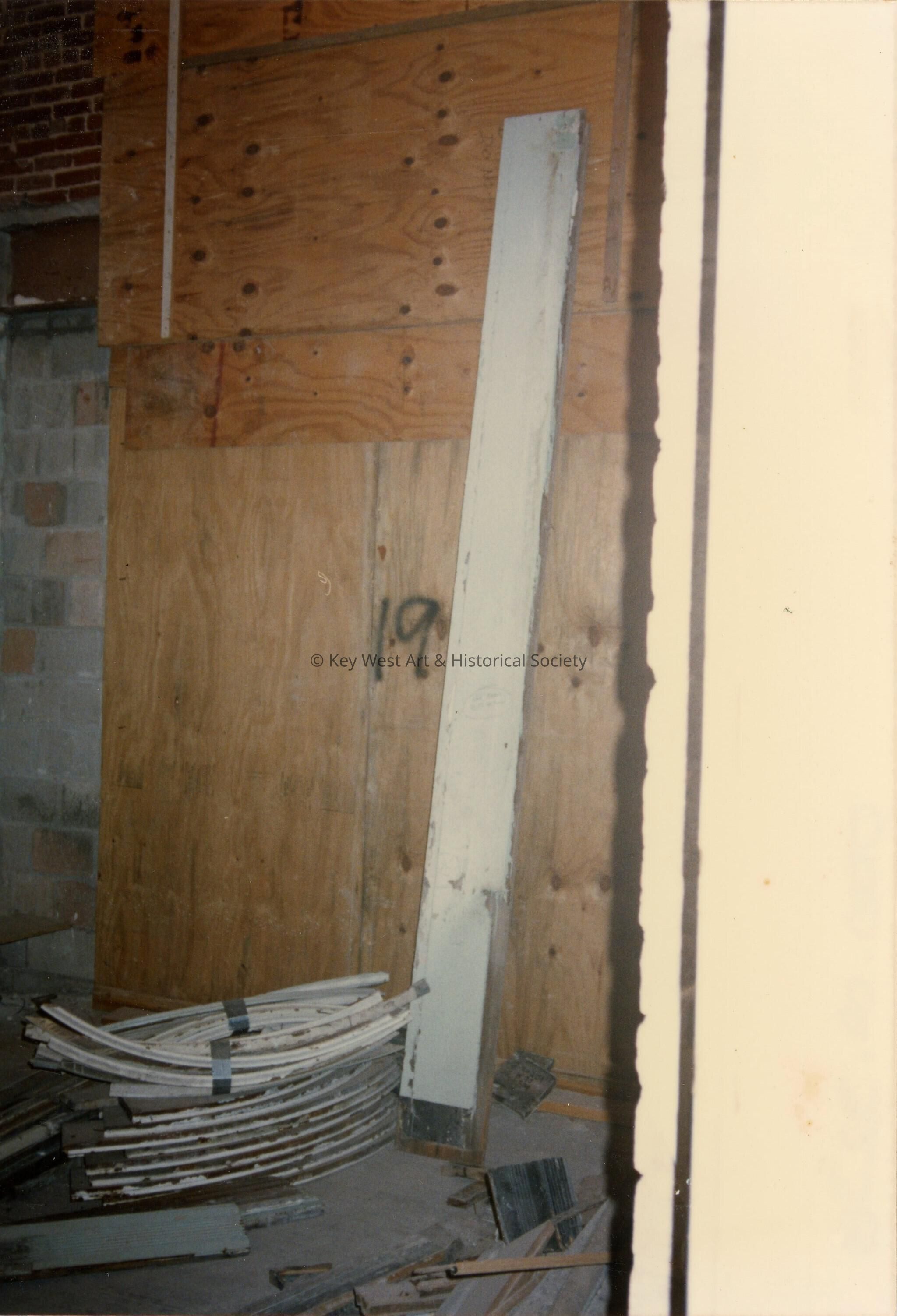 A doorway or window labeled number 19.