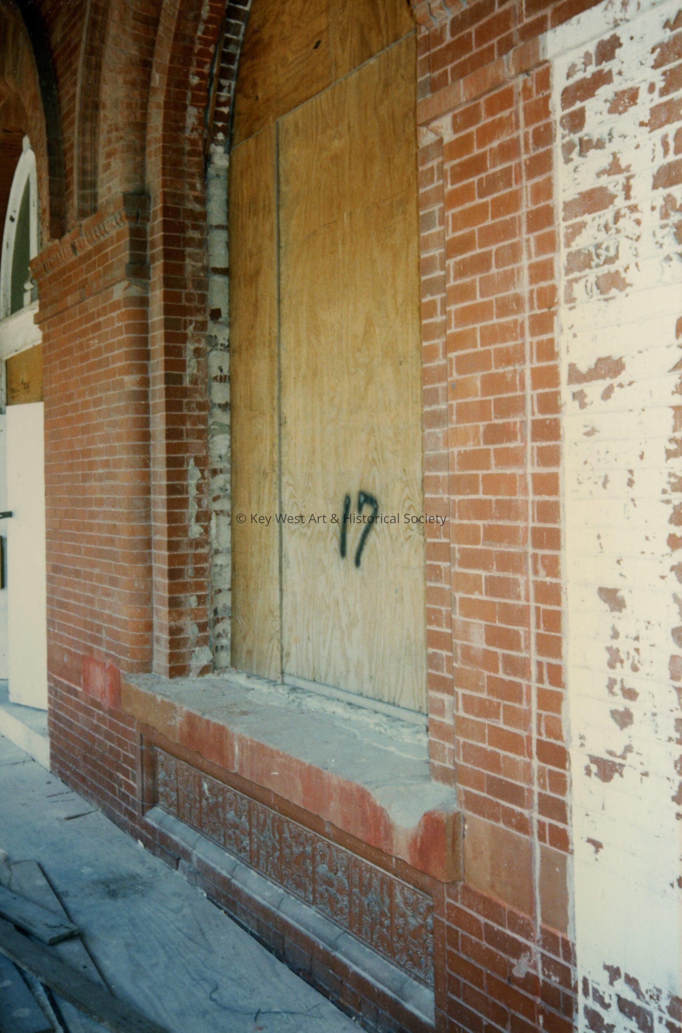 A window labeled number 17.