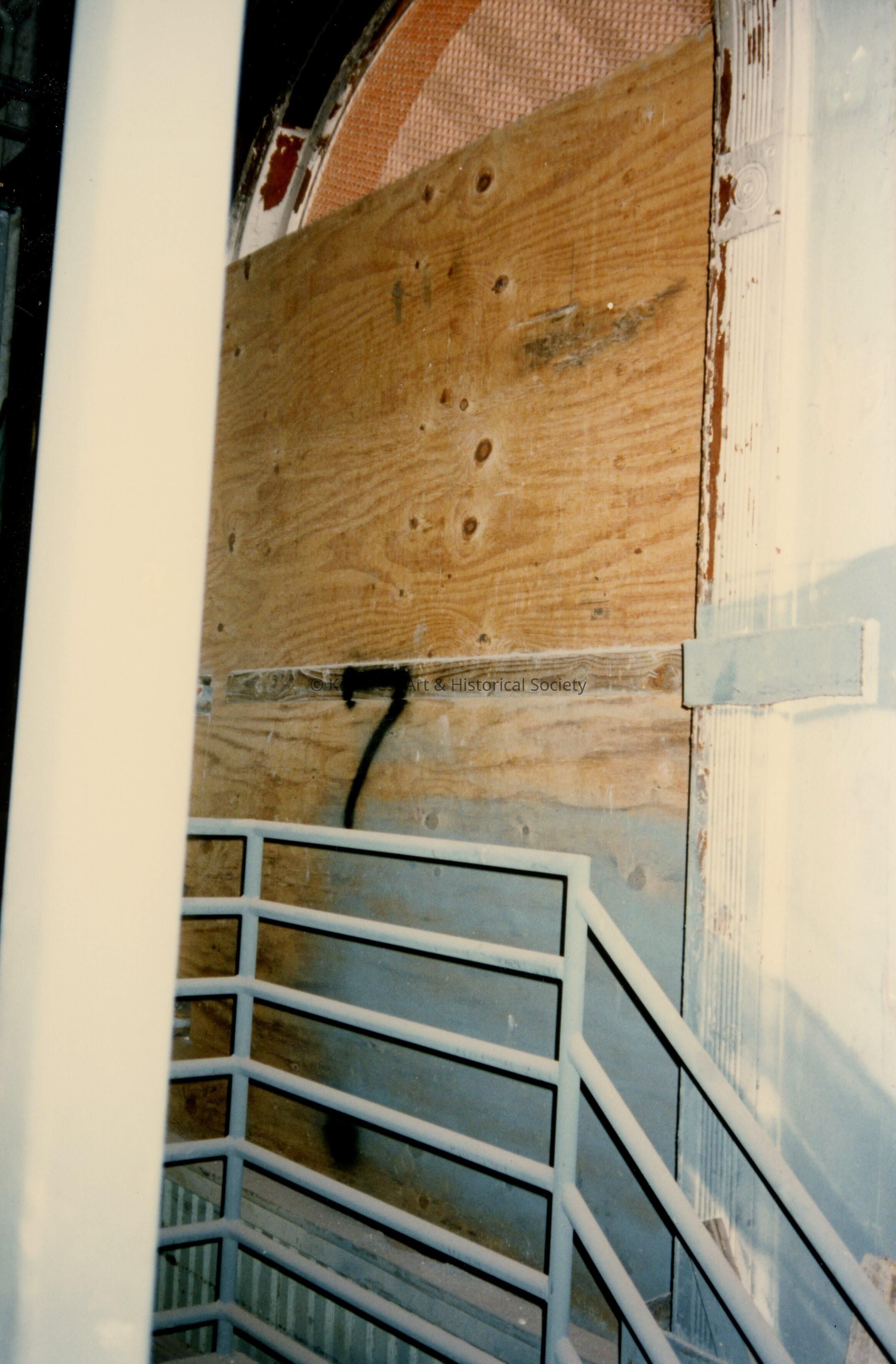 A window labeled number 7.