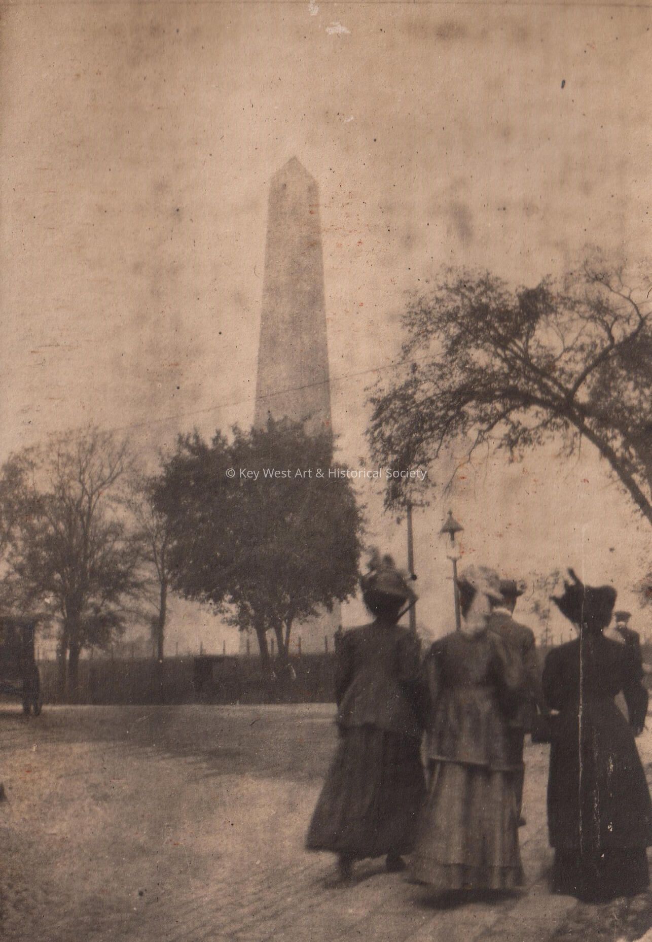 A group at the Washington Monument; Copyright: © Key West Art & Historical Society; Origformat: Print-Photographic