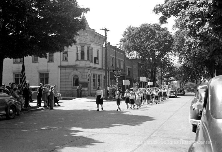          675 0/5	Saugatuck - Parade Memorial Day parade; Campfire girls pass Fruit Grower's Bank at Butler x Mason St.
   