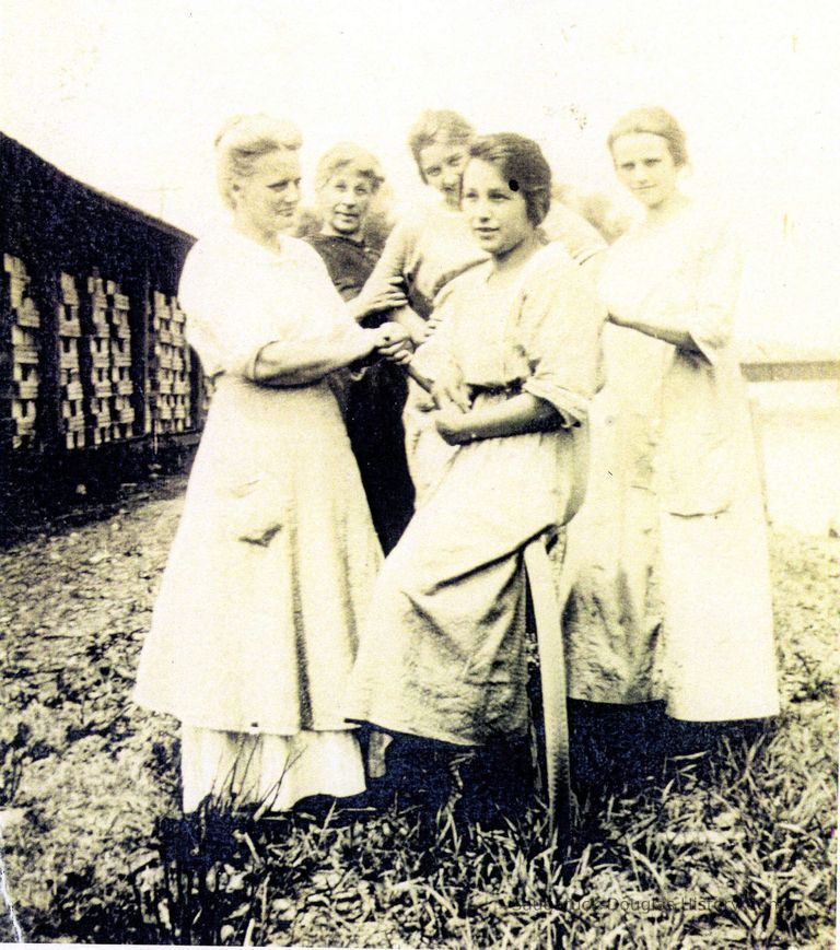          95-12-2_Basket_Factory_Workers_1918.jpg 850KB; 95-12-2 female basket factory workers
   