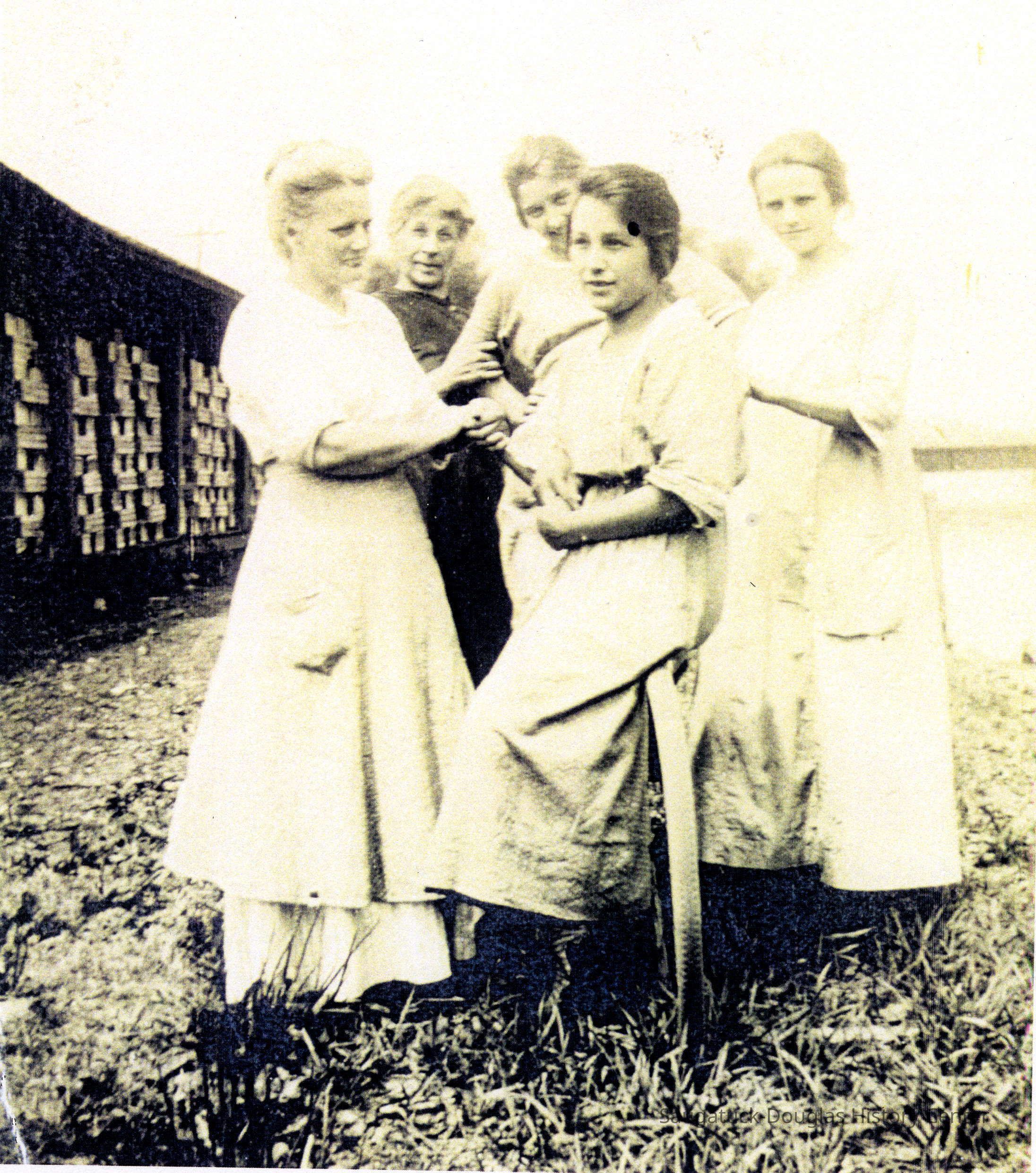 95-12-2_Basket_Factory_Workers_1918.jpg 850KB; 95-12-2 female basket factory workers