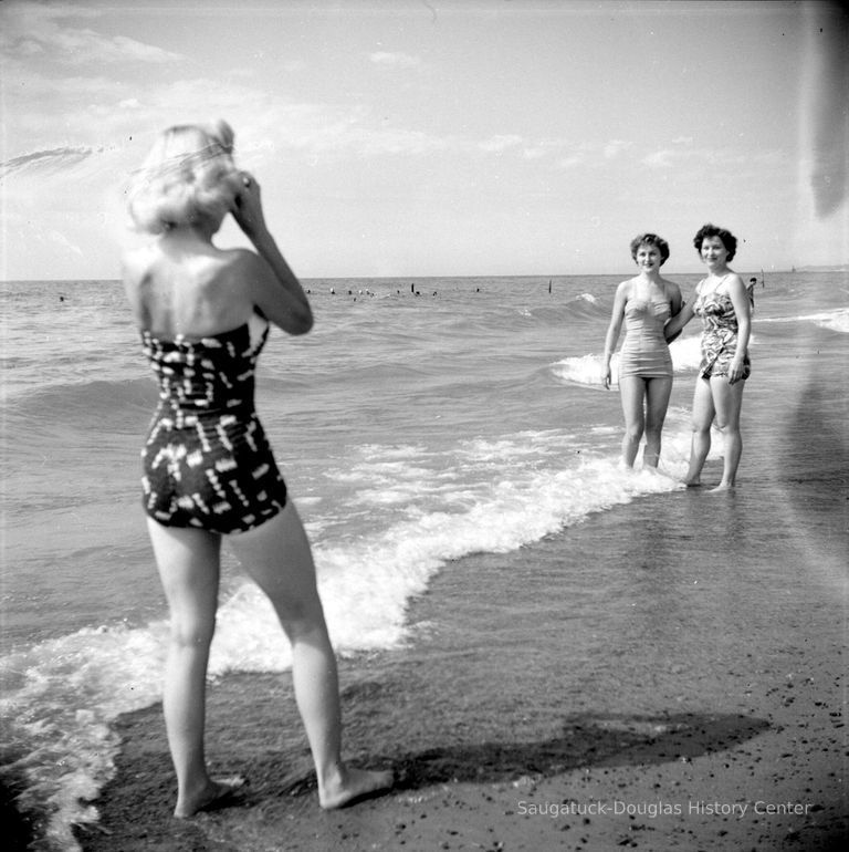          Erdmans at beach 1953 picture number 1
   