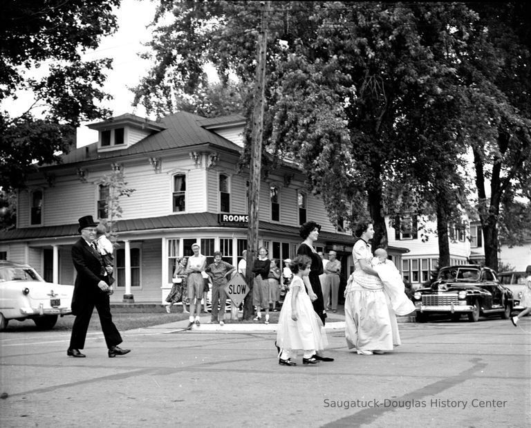          376; White House (GoodGoods) corner, could that be Peggy Boyce in the lead?
   