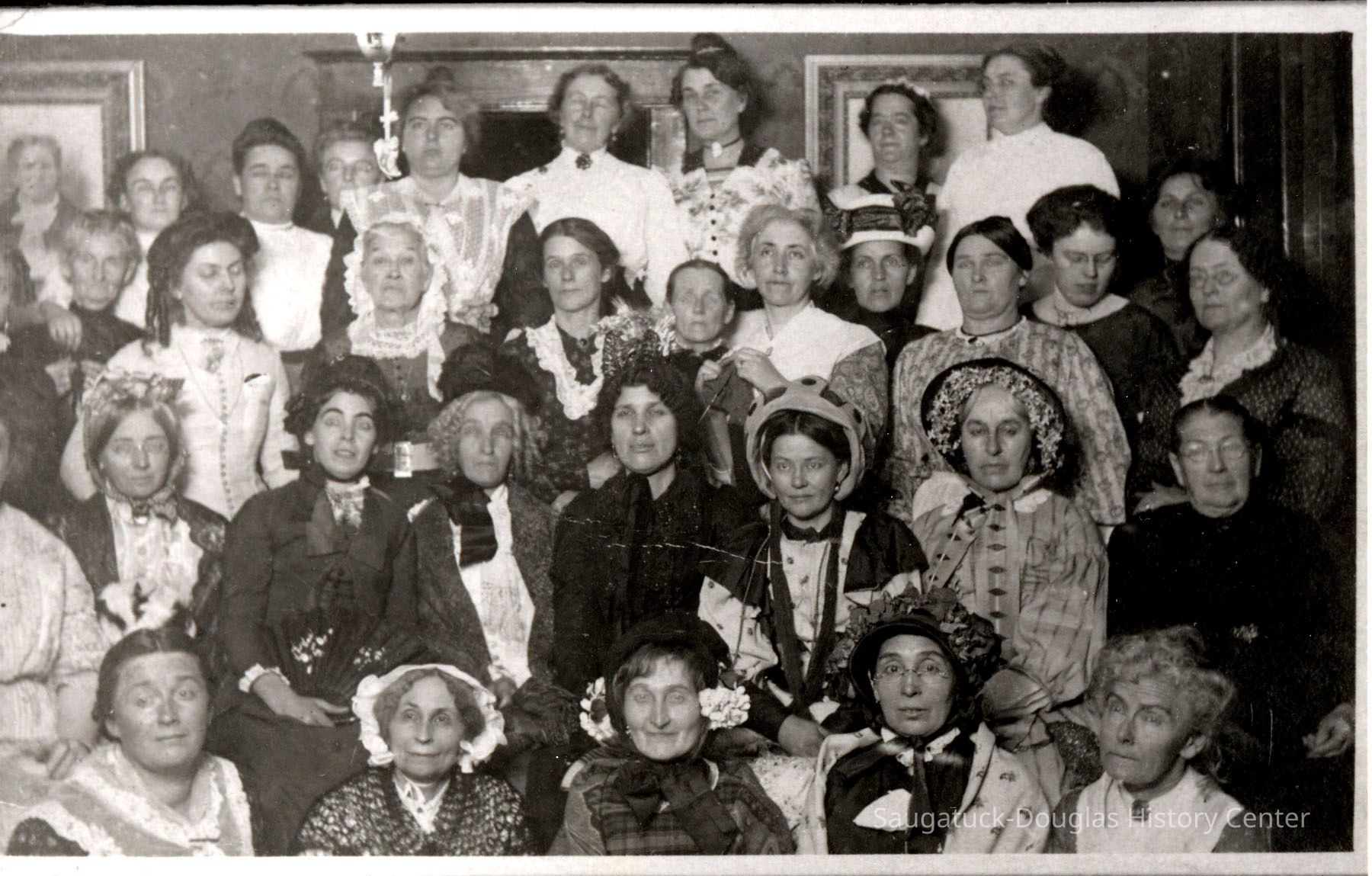 95-53-1c_Halloween_at_Houses.jpg 327KB