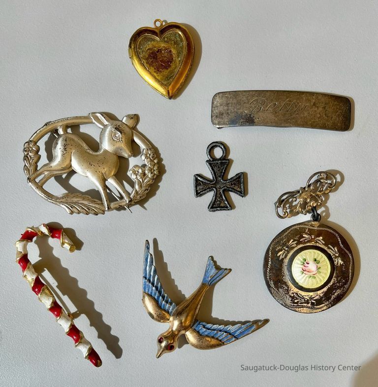          Pins and charms picture number 1
   