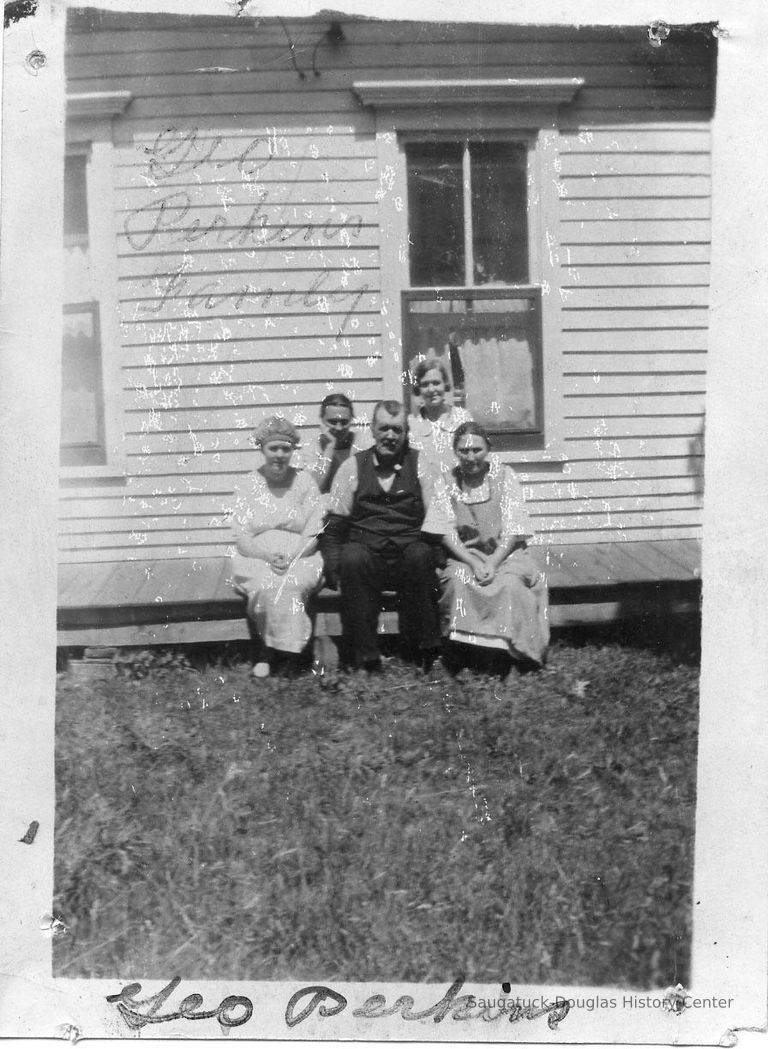          89-1-174_B_George_Perkins_family.jpg 239KB
   