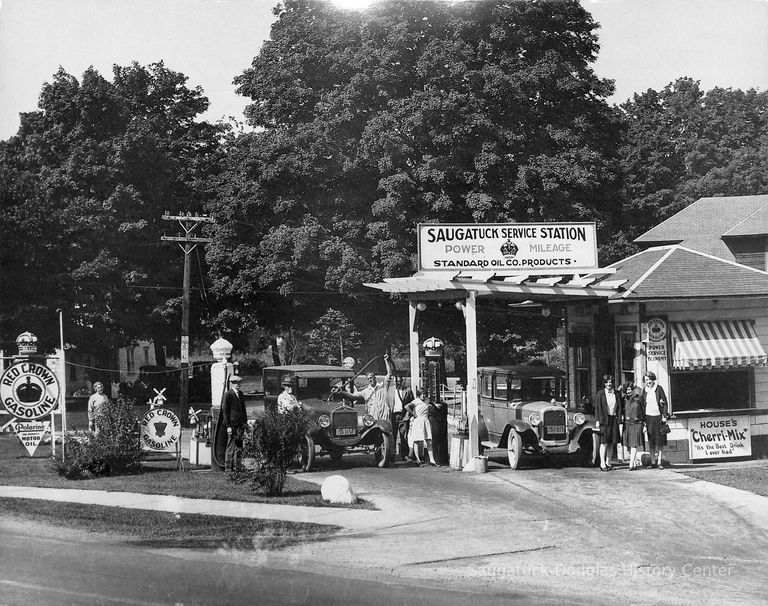          Saugatuck Standard Oil Service Station picture number 1
   